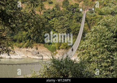 Passerelle d'Narayanghat-Mugling la suspension de l'autoroute côté sud de Seti Gandaki River près de la présidence Resort, Chitwan, Népal District Banque D'Images