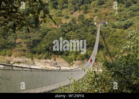 Passerelle d'Narayanghat-Mugling la suspension de l'autoroute côté sud de Seti Gandaki River près de la présidence Resort, Chitwan, Népal District Banque D'Images