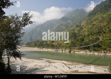 Passerelle d'Narayanghat-Mugling la suspension de l'autoroute côté sud de Seti Gandaki River près de la présidence Resort, Chitwan, Népal District Banque D'Images
