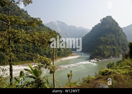 Confluent de Seti Gandaki River avec de la Trisuli (Trishuli) River, district de Chitwan, Népal Banque D'Images
