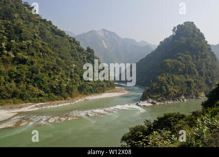 Confluent de Seti Gandaki River avec de la Trisuli (Trishuli) River, district de Chitwan, Népal Banque D'Images