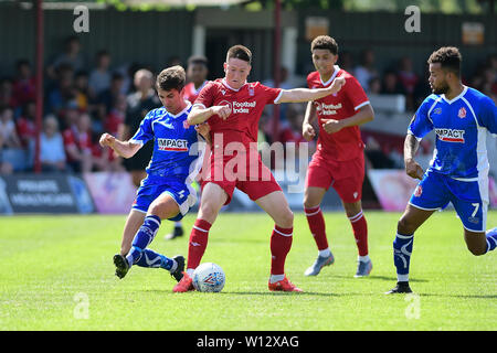 Joe Lolley de Nottingham Forest batailles avec David Lynch (4) de Worksop Town lors de la pré-saison match amical entre Alfreton Town et Nottingham Forest à North Street, Worksop le samedi 29 juin 2019. Banque D'Images