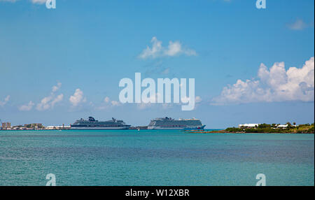 Deux navires de croisière amarré au port sur les Bermudes Banque D'Images