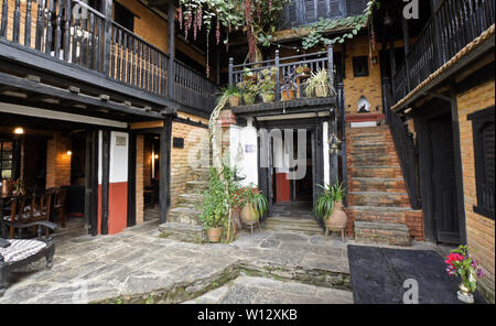 Cour intérieure de l'ancienne auberge dans le poste de traite historique Newari ville de Bandipur, Tanahan District, Népal Banque D'Images