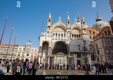 Venise, Italie - Avril 2018 : les touristes sur la célèbre Place Saint-Marc de Venise dans une belle journée ensoleillée au début du printemps Banque D'Images
