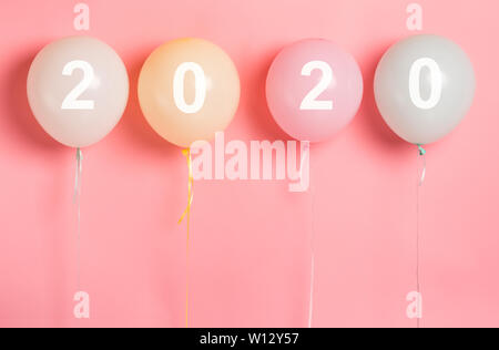 Concept 2020 sur party balloons sur fond rose Banque D'Images