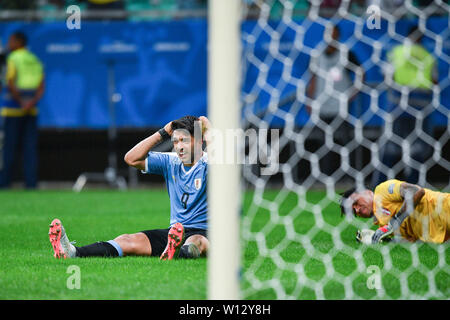 Salvador, Brésil. 29 Juin, 2019. De l'Uruguay Luis Suarez (L) réagit au cours de la Copa America 2019 entre l'Uruguay match quart et le Pérou à Salvador, Brésil, le 29 juin 2019. Le Pérou a gagné 5-4 au tirs au but. Credit : Xin Yuewei/Xinhua/Alamy Live News Banque D'Images