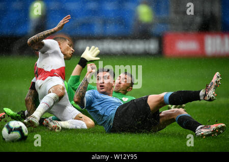 Salvador, Brésil. 29 Juin, 2019. L'Uruguay Jose Maria Gimenez (R) rivalise avec Paolo Guerrero (L) du Pérou au cours de la Copa America 2019 entre l'Uruguay match quart et le Pérou à Salvador, Brésil, le 29 juin 2019. Le Pérou a gagné 5-4 au tirs au but. Credit : Xin Yuewei/Xinhua/Alamy Live News Banque D'Images