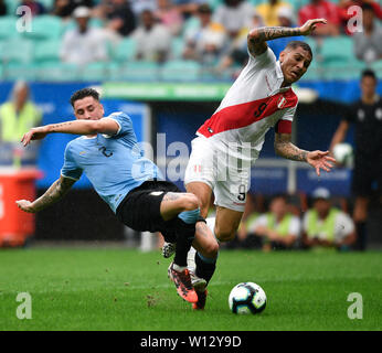 Salvador, Brésil. 29 Juin, 2019. L'Uruguay Jose Maria Gimenez (L) en concurrence avec Paolo Guerrero du Pérou au cours de la Copa America 2019 entre l'Uruguay match quart et le Pérou à Salvador, Brésil, le 29 juin 2019. Le Pérou a gagné 5-4 au tirs au but. Credit : Xin Yuewei/Xinhua/Alamy Live News Banque D'Images