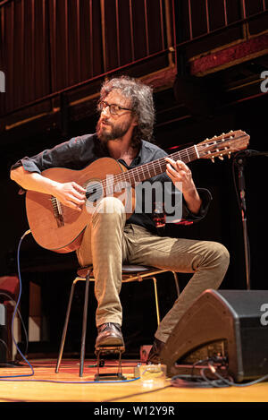 Brésilien musicien joue une guitare 7 cordes dans un concert Banque D'Images