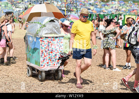 Glastonbury, Somerset, UK, Pilton. 29 juin 2019. Atmosphère foule à Glastonbury Festival le 29 juin 2019. Credit : perspective féminine/Alamy Live News Banque D'Images