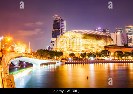 Singapour, Singapour - Mars 2019 : pont de l'Esplanade et Esplanade Theatres on the bay. Singapour Banque D'Images