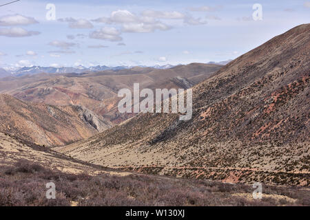 Plateau paysage le long de la Route Nationale 318 de l'autoroute Sichuan-Tibet en avril 2019. Banque D'Images