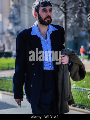 PARIS, France - 27 Février 2019 : les hommes dans la rue au cours de la Fashion Week de Paris. (Photo de Mauro del Signore / Pacific Press) Banque D'Images