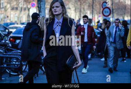 Paris, France. 28 Février, 2019. Hanne Gaby Odiele dans la rue au cours de la Fashion Week de Paris. Credit : Mauro del Signore/Pacific Press/Alamy Live News Banque D'Images