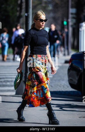 Tina Leung dans la rue au cours de la Fashion Week de Paris. (Photo de Mauro del Signore / Pacific Press) Banque D'Images