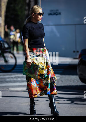 Tina Leung dans la rue au cours de la Fashion Week de Paris. (Photo de Mauro del Signore / Pacific Press) Banque D'Images