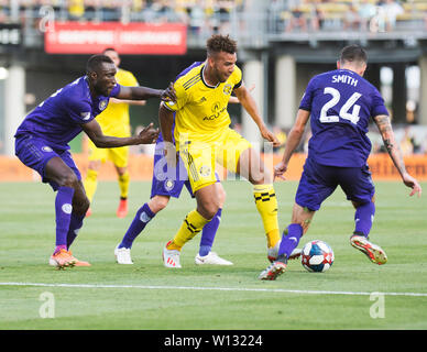 29 juin 2019 : Columbus Crew SC de l'avant étant Williams (jaune) se bat pour la balle contre la défense d'Orlando dans leur jeu à Columbus, Ohio, USA. Brent Clark/Alamy Live News Banque D'Images