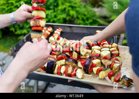 Griller les brochettes sur les légumes délicieux à un barbecue en plein air partie Banque D'Images