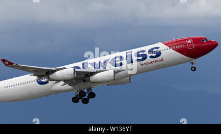 Richmond, Colombie-Britannique, Canada. 27 Juin, 2019. Un Edelweiss Air Airbus A340-313X (HB-EMJ) de large-corps en suspension dans l'avion de ligne après le décollage. La compagnie aérienne de loisirs suisse est la propriété exclusive de Swiss International Air Lines, partie du groupe Lufthansa. Credit : Bayne Stanley/ZUMA/Alamy Fil Live News Banque D'Images