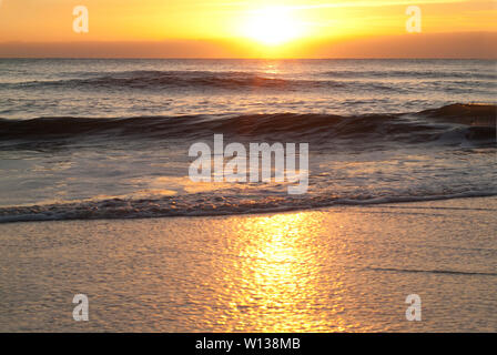 GOLDRUSH : un magnifique lever de soleil d'octobre au large de l'Atlantique sur la plage de Virginie. Banque D'Images