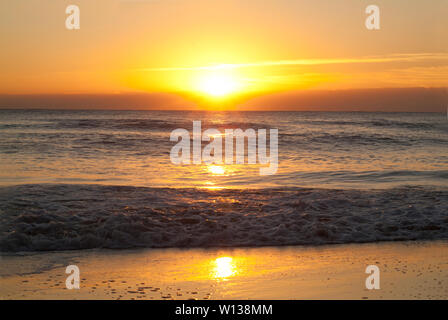 GOLDRUSH : un magnifique lever de soleil d'octobre au large de l'Atlantique sur la plage de Virginie. Banque D'Images