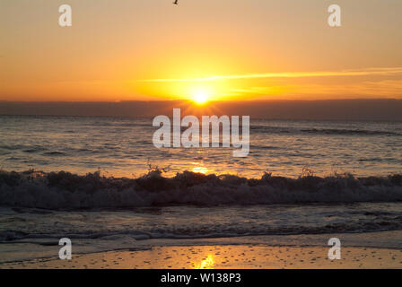 GOLDRUSH : un magnifique lever de soleil d'octobre au large de l'Atlantique sur la plage de Virginie. Banque D'Images
