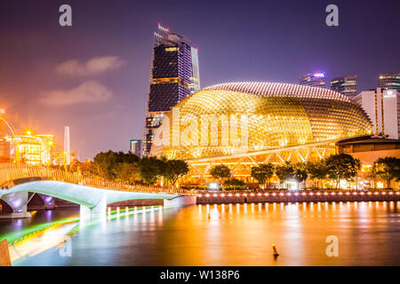 Singapour, Singapour - Mars 2019 : pont de l'Esplanade et Esplanade Theatres on the bay. Singapour Banque D'Images