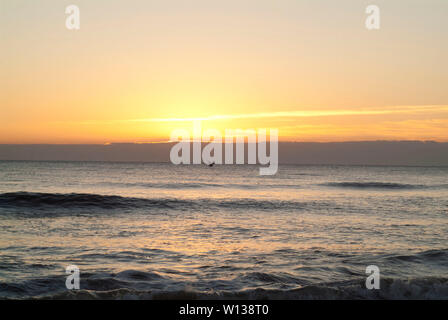 GOLDRUSH : un magnifique lever de soleil d'octobre au large de l'Atlantique sur la plage de Virginie. Banque D'Images