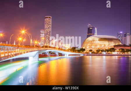 Singapour, Singapour - Mars 2019 : pont de l'Esplanade et Esplanade Theatres on the bay. Singapour Banque D'Images