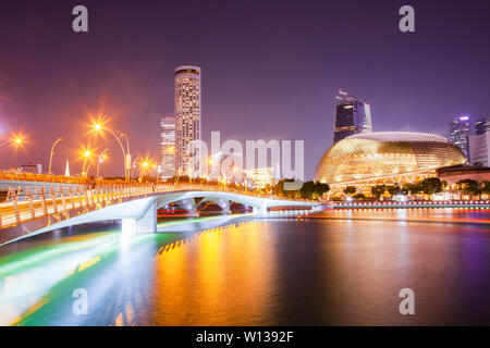 Singapour, Singapour - Mars 2019 : pont de l'Esplanade et Esplanade Theatres on the bay. Singapour Banque D'Images