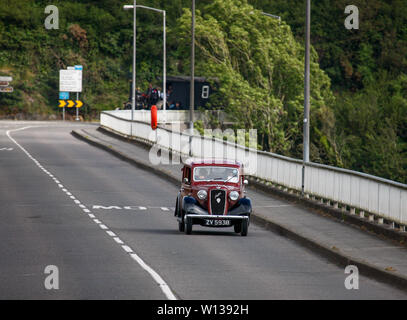 Kinsale, Cork, Irlande. 29 Juin, 2019. Un 1936 Austin 10 Cambridge conduit par Michael Murphy passe sur le pont à Kinsale Co. Cork dans le cadre d'une journée trois cours sur la route de moteurs à vapeur de Baltimore à Kinsale pour lever des fonds pour la RNLI. Crédit : David Creedon/Alamy Live News Banque D'Images