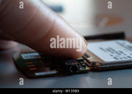 Un regard nostalgique de retour à un modèle plus ancien clavier téléphone cellulaire qui a inauguré une nouvelle ère de la technologie et de l'hidden les signatures numériques à l'intérieur. Banque D'Images