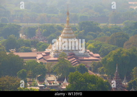 Vue sur le temple bouddhiste Pagode Kyauktawgyi tôt le matin. Mandalay, Myanmar Banque D'Images