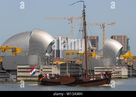 Londres, Royaume-Uni. 29 Juin, 2019. Korneliske Ykes barge néerlandais de l'anguille II photo de la Thames Barrier après une visite à Londres. Le navire exploité par des bénévoles est une réplique d'un original Hegemer barge d'anguilles qui généralement se rendit à Londres du 17ème siècle au début du xxe siècle. Crédit : Rob Powell/Alamy Live News Banque D'Images