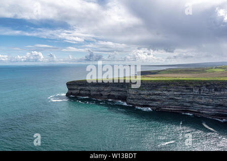 Ce sont des falaises qui s'avance dans l'océan atlantique dans le comté de Mayo, Irlande Banque D'Images