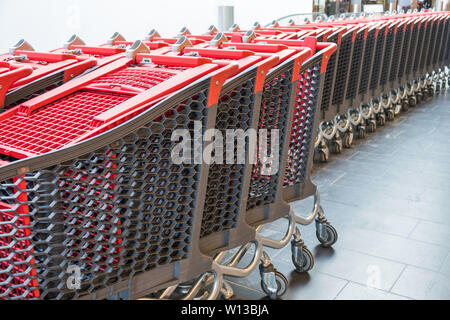 Panier en ligne triés department store Banque D'Images