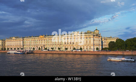 Vue vers le Palais d'hiver du Palais pont. L'ancienne résidence des empereurs russes, le palais abrite maintenant le musée de l'Ermitage Banque D'Images