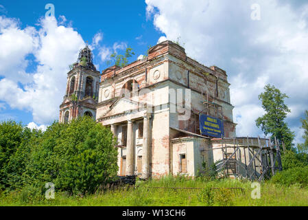 NIKOLO-KORMA, Russie - le 13 juillet 2016 : vue sur les ruines de l'ancienne cathédrale de Saint Nicolas l'Wonderworker sous le soleil d'après-midi de juillet Banque D'Images