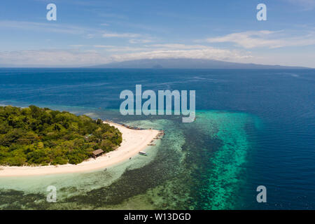 L'île de sable blanc et les récifs de l'Atoll de sable blanc..près de l'île de Camiguin, Philippines, vue aérienne.Seascape, île de sable blanc Banque D'Images