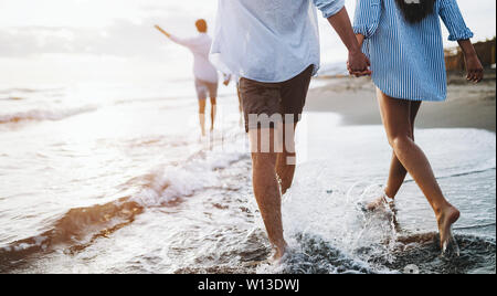 Groupe d'amitié liberté locations de vacances plage été concept Banque D'Images