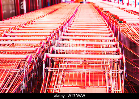 Chariots de marchandises en une ligne dans le magasin, supermarché. Shopping concept Banque D'Images