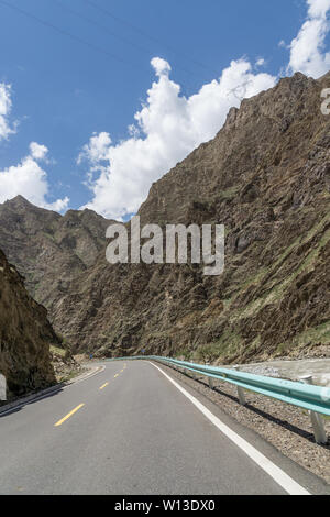 Le Xinjiang d'été l'autoroute voiture contexte Gobi Banque D'Images