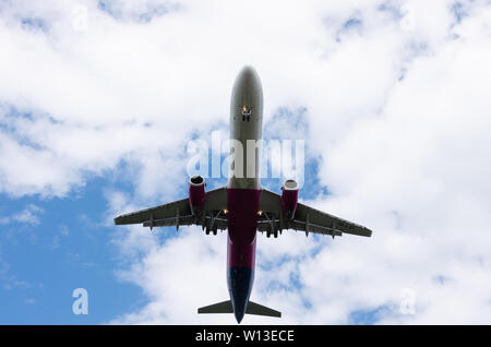 Airbus A321-200 de l'atterrissage ; Wizz Air en Bulgarie ; aéronefs atterrissant sur l'Aéroport International de Sofia ; WizzAir Fleet Banque D'Images