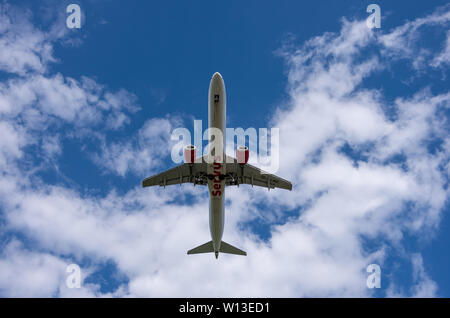 L'atterrissage des aéronefs ERJ-190 ; vu de ci-dessous ; Austrien Airlines à l'atterrissage sur l'Aéroport International de Sofia, Embraer Banque D'Images