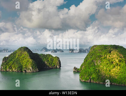 Vue panoramique de la baie de Ha Long. Et l'île de rochers dans la mer avec des bateaux de croisière autour des voyages touristiques. Banque D'Images