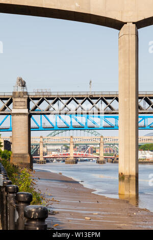 La vue sous Redheugh Bridge le long de la rivière Tyne. Les nombreux ponts relient Newcastle upon Tyne et Gateshead. Banque D'Images