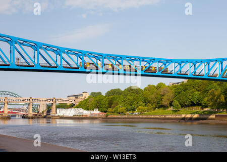 La Reine Elizabeth II le pont de la rivière Tyne. Un train de métro Tyne et Wear est vu traversée entre Newcastle upon Tyne et Gateshead. Banque D'Images