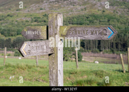 Un panneau en bois donnant des directives sur le Pennine Way à Crowden, Derbyshire, Angleterre, RU Banque D'Images