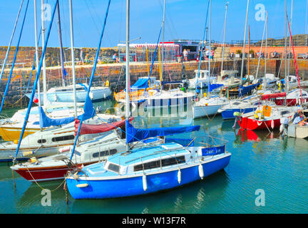 Yachts et bateaux amarrés dans le port de North Berwick, Ecosse Banque D'Images